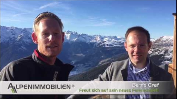 Familie Graf freut sich über ihr Ferienchalet