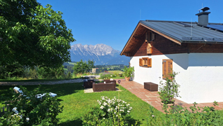 Berghütte auf großen Grundstück mit Naturgarten