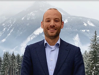 Pim Jansen vor Bergpanorama
