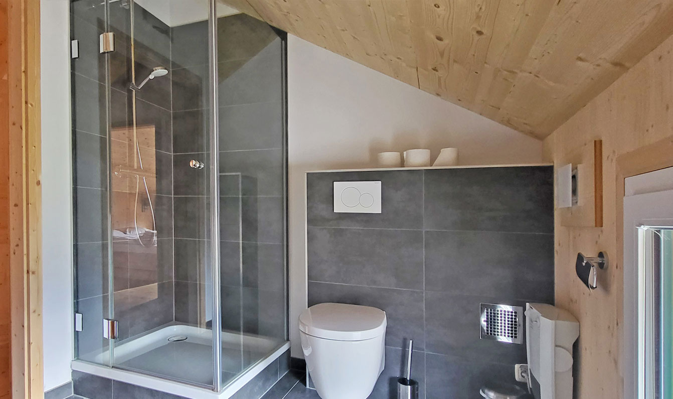 Modernes Bad mit Glasdusche im Obergeschoss Chalet 31b