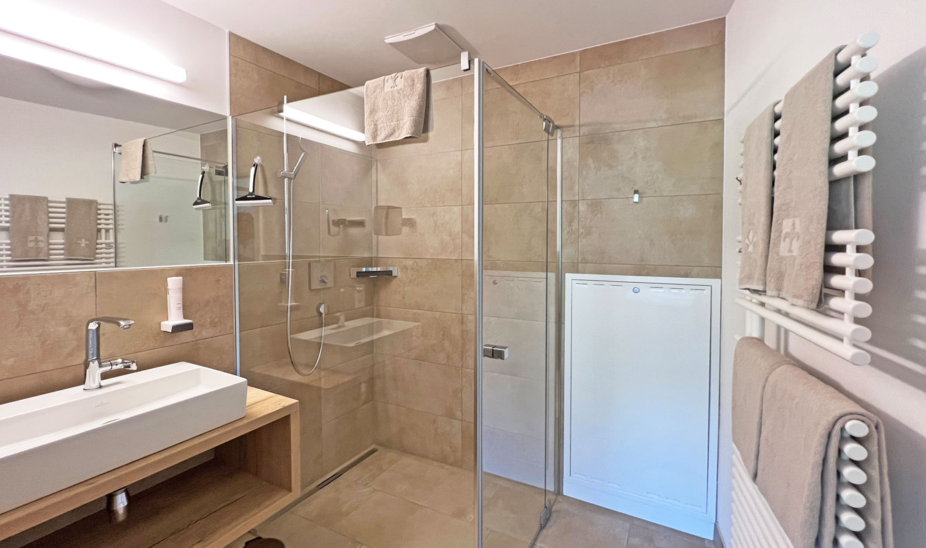 Badezimmer mit Dusche