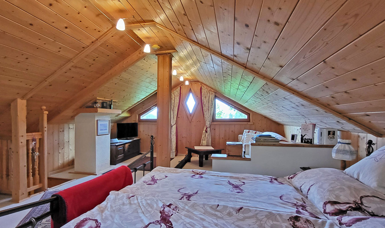Schlafzimmer im Dachgeschoss mit Doppelbett