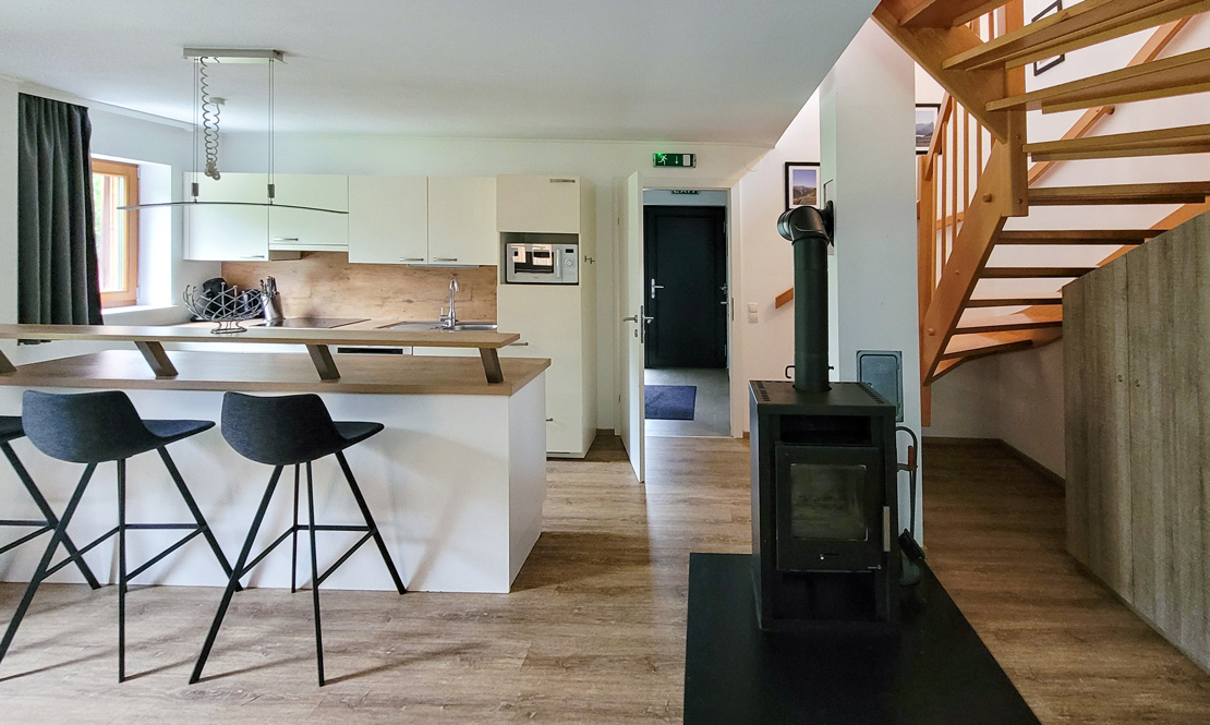 K&uuml;che mit Eingangsbereich und Kamin