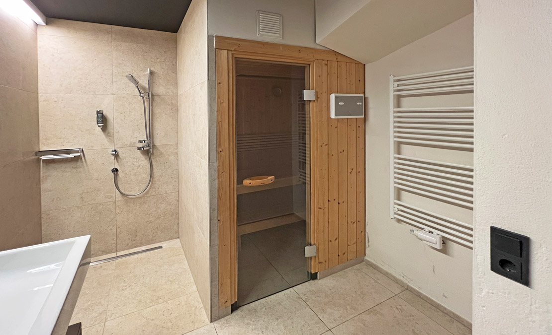 Master-Bad mit Walk-in Dusche und privater Sauna