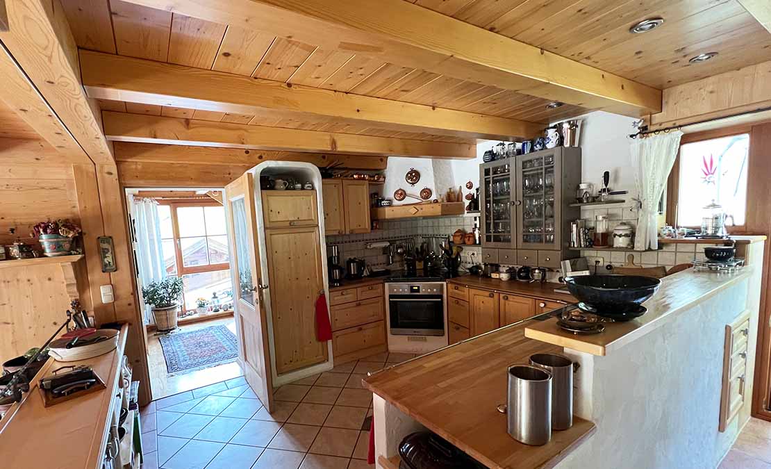 Hochwertige offene K&uuml;che im Landhausstil