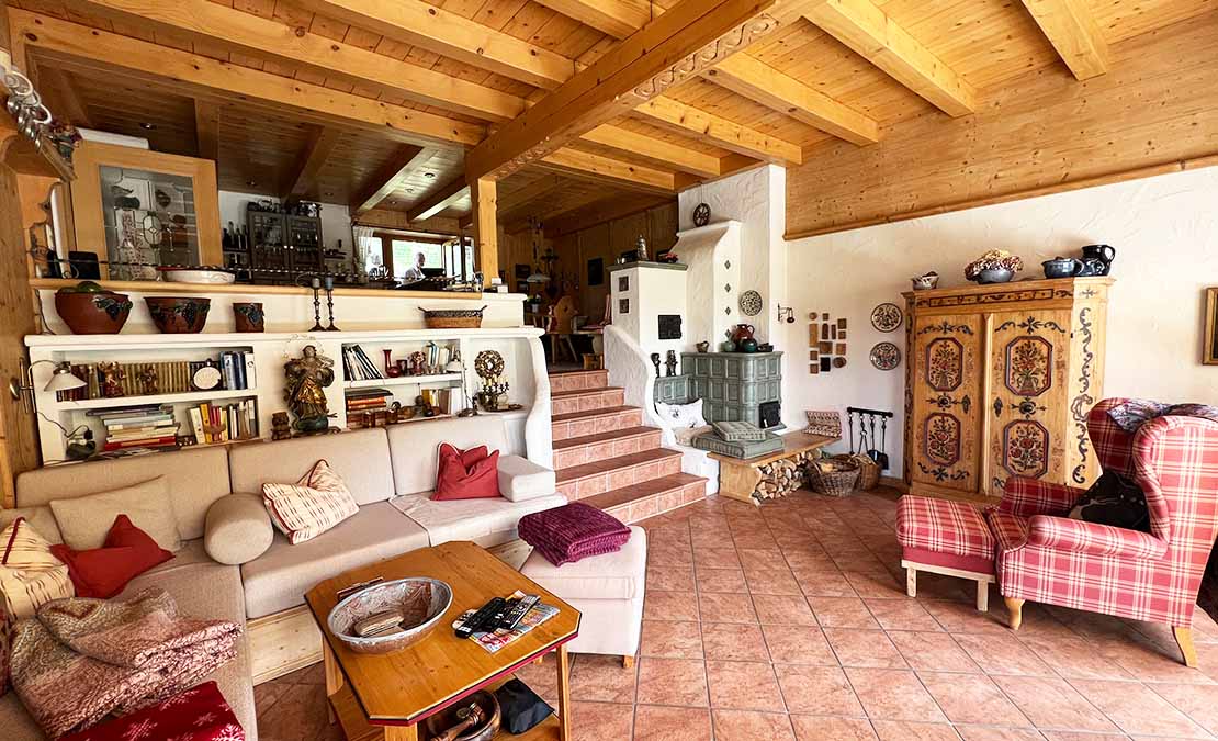 Wohnbereich mit stilvoller Holzdecke