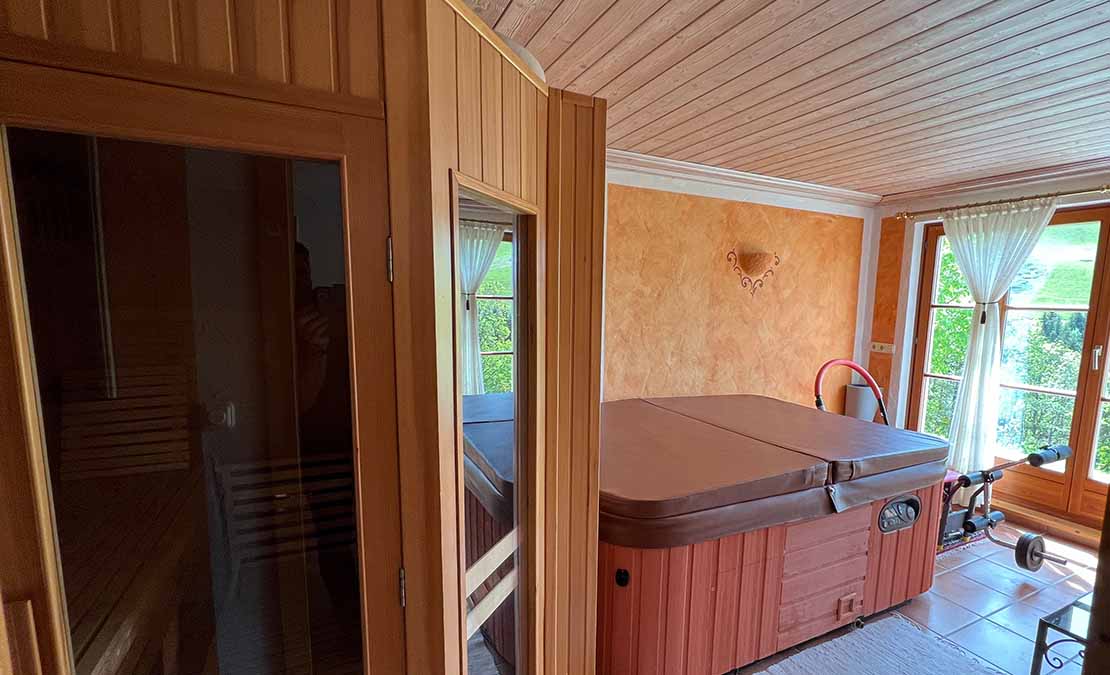 Wellness-Bereich UG mit Sauna und Whirlpool